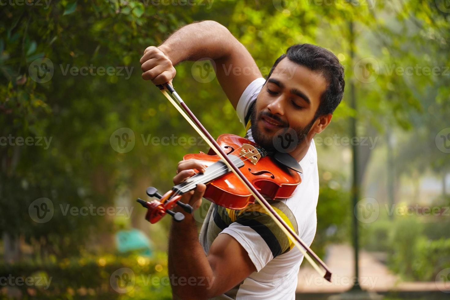 músico tocando violín. concepto de música y tono musical. foto