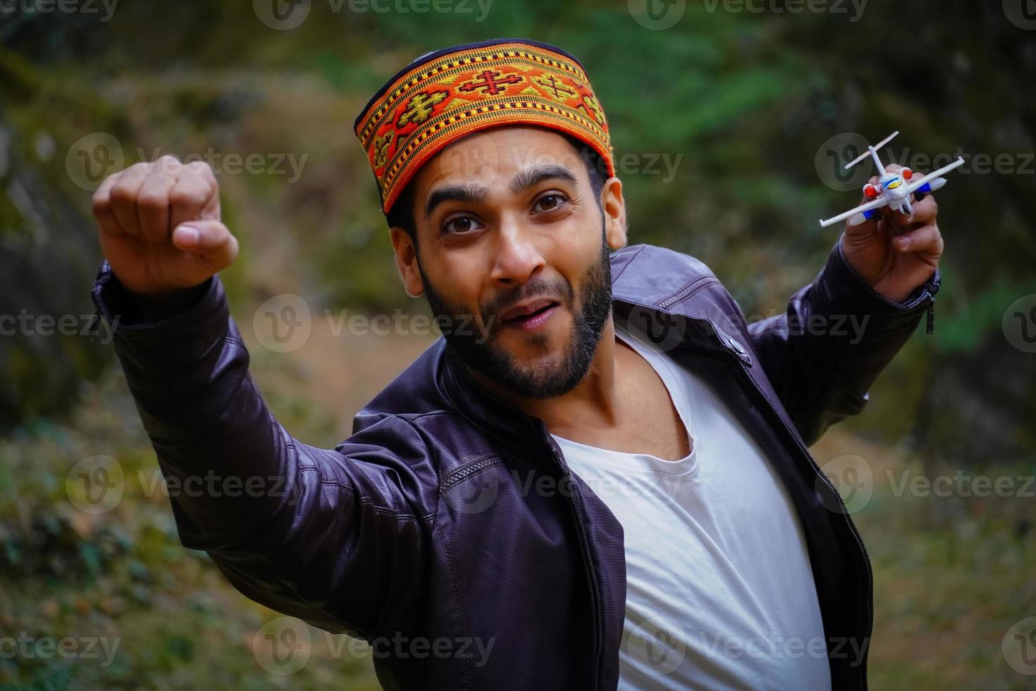 retrato himachali boy en la calle en el himalaya foto