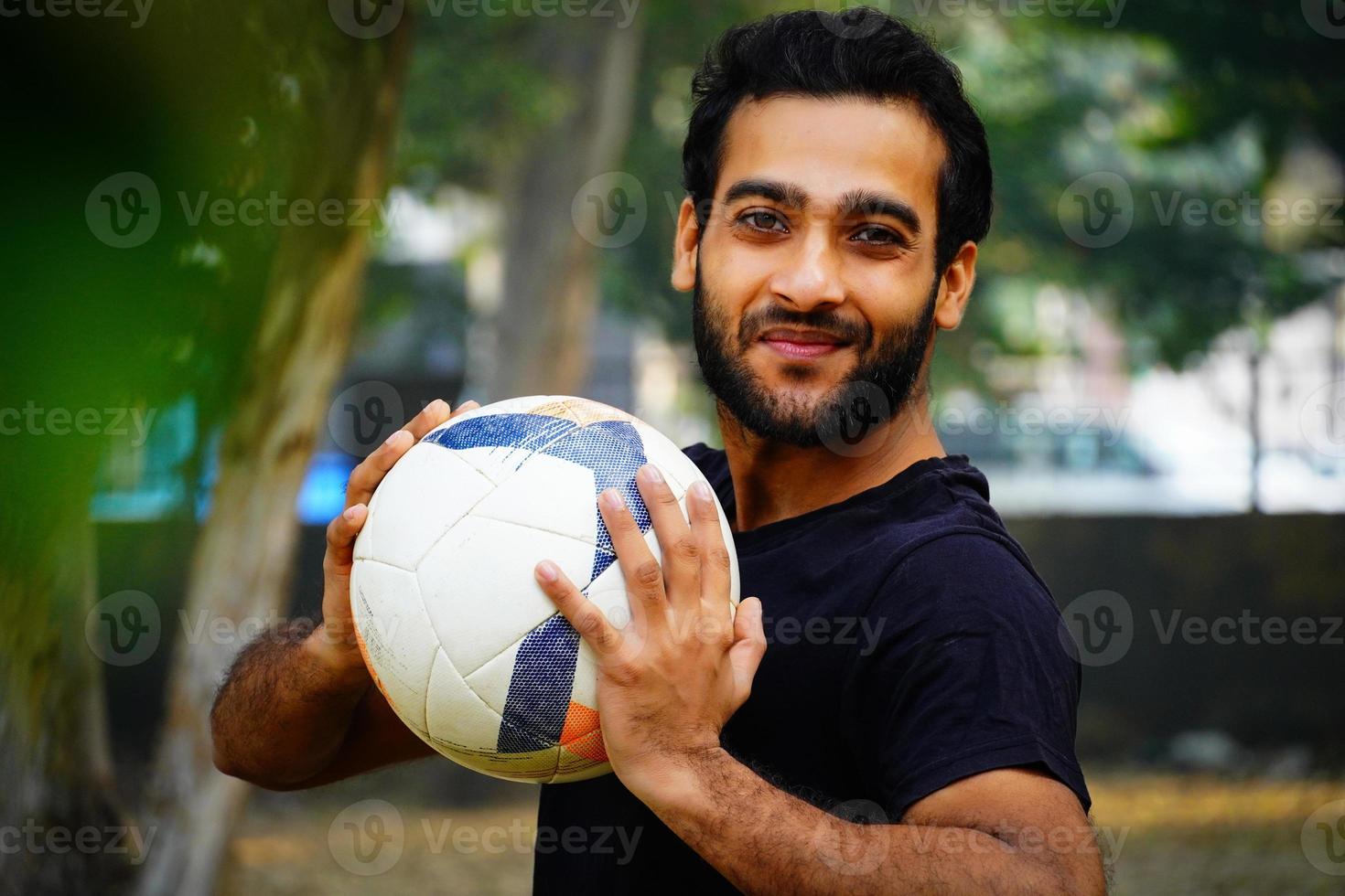 niño jugador de fútbol con pelota imagen de futbolista asiático foto