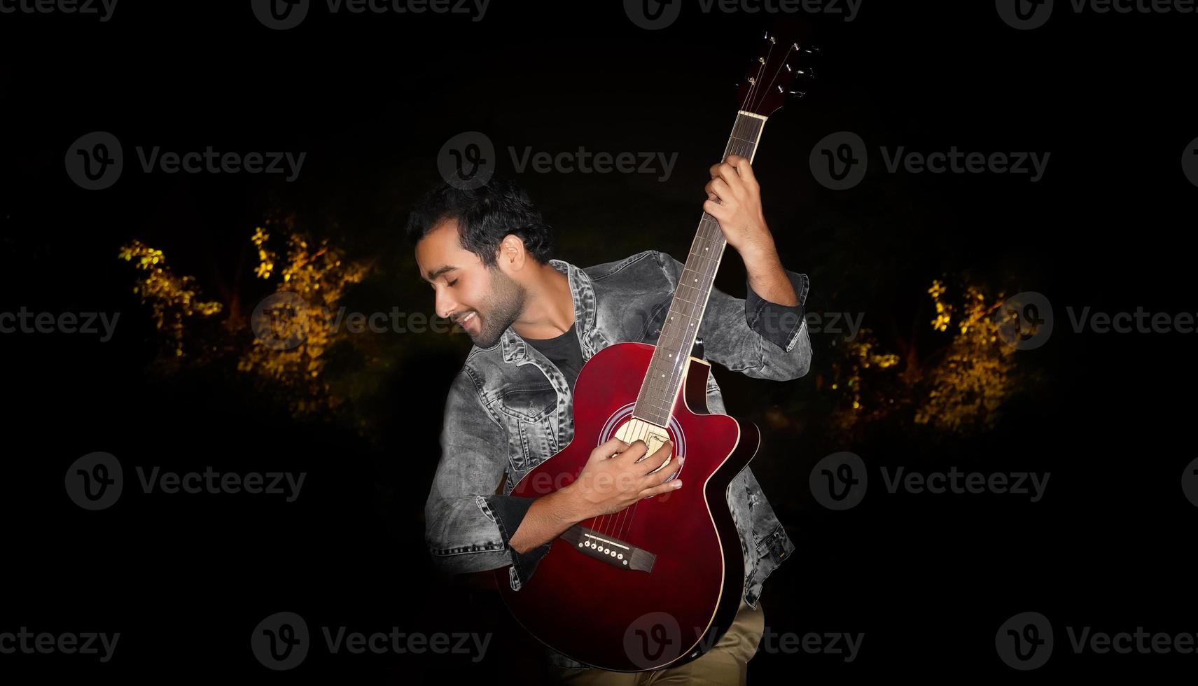 imágenes de guitarristas tocando la guitarra y disfrutando mientras toca la guitarra foto