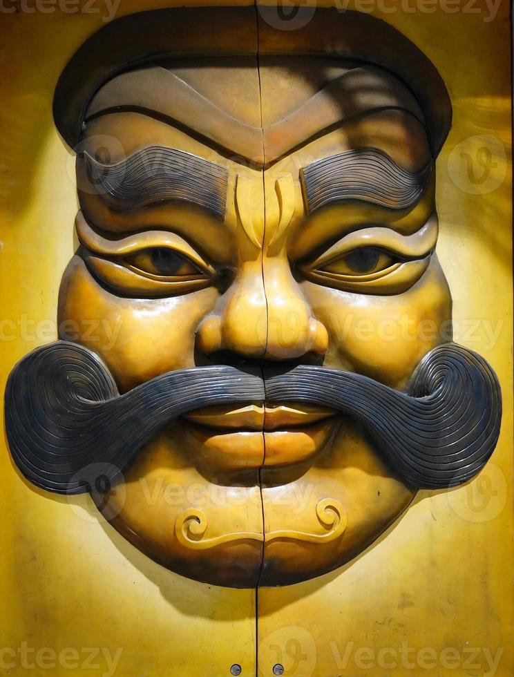 una estatua de un hombre con un gran bigote indio foto