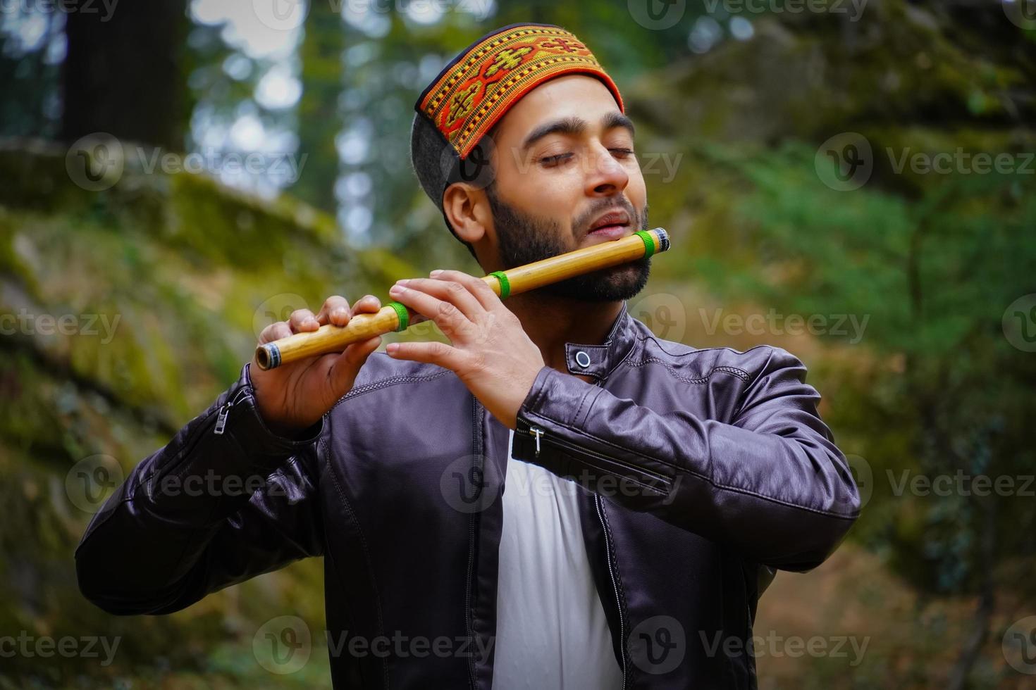 retrato himachali boy en la calle en el himalaya foto