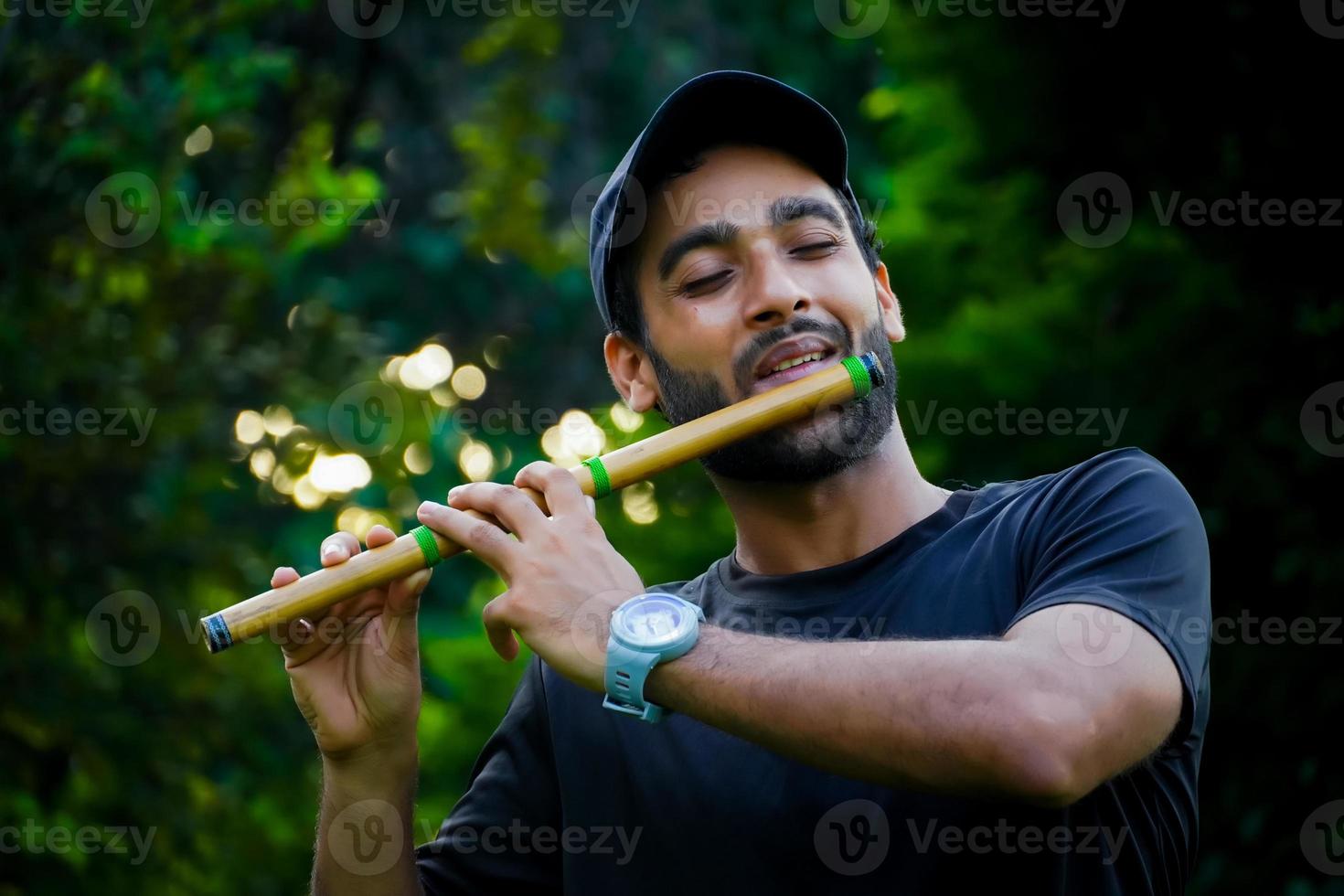 hombre tocando la flauta en un hermoso fondo foto