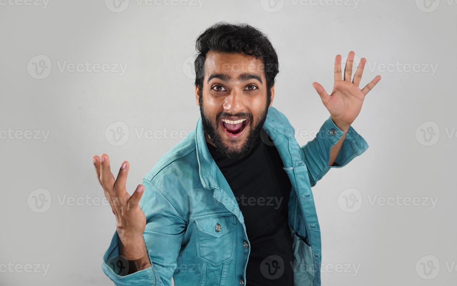 hombre emocionado en la imagen de fondo blanco foto