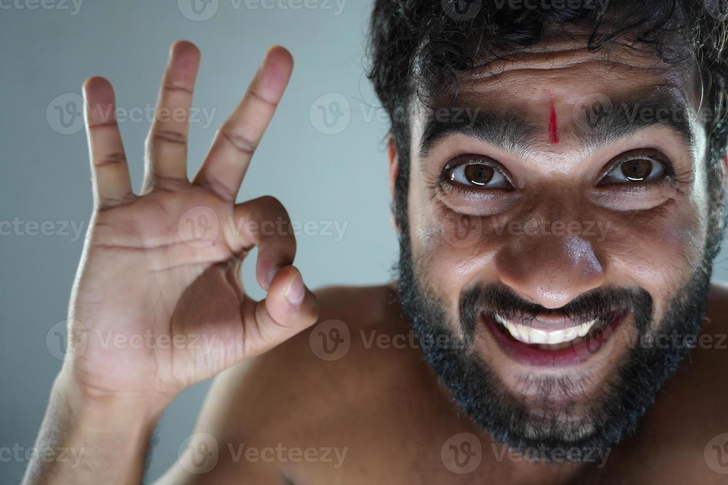 hombre pandit indio que muestra una invitada tranquila y feliz foto