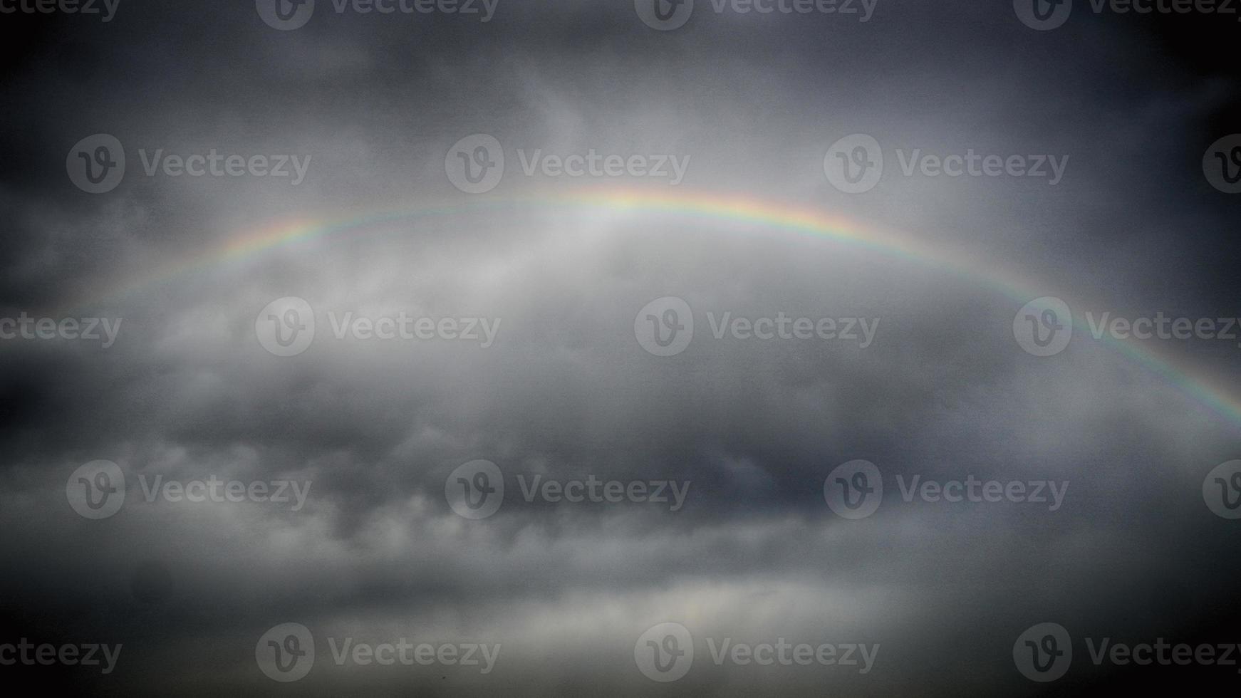 arco iris en el cielo oscuro hdr foto