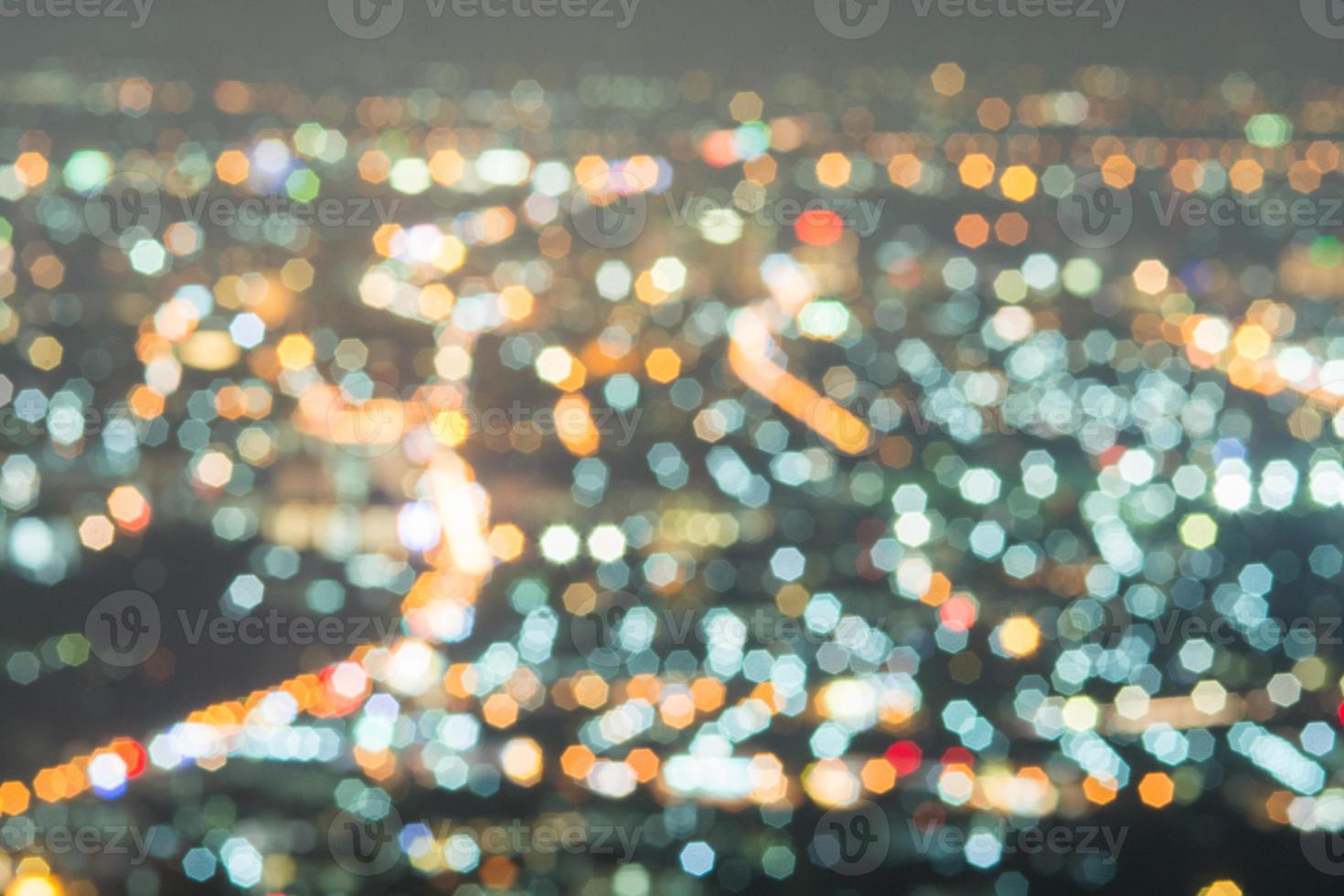 abstracto, hermoso paisaje de bokeh de la ciudad por la noche, luz de bokeh y puesta de sol de ciudad borrosa foto