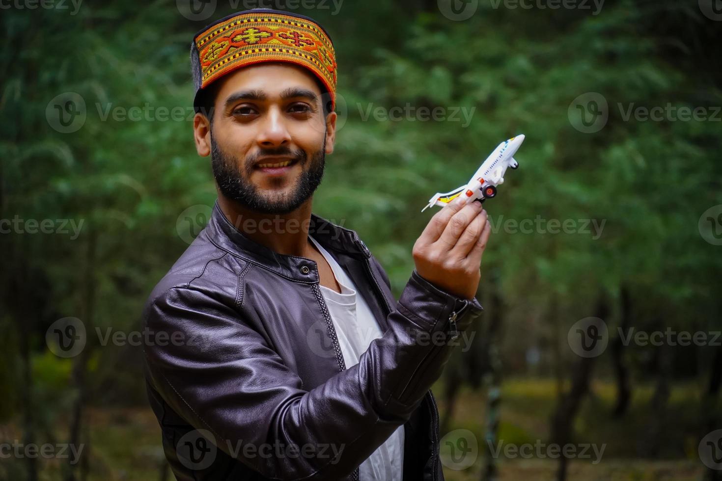 retrato himachali boy en la calle en el himalaya foto