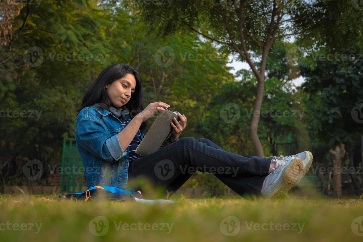 estudiando la imagen de una niña india cerca del campus universitario foto