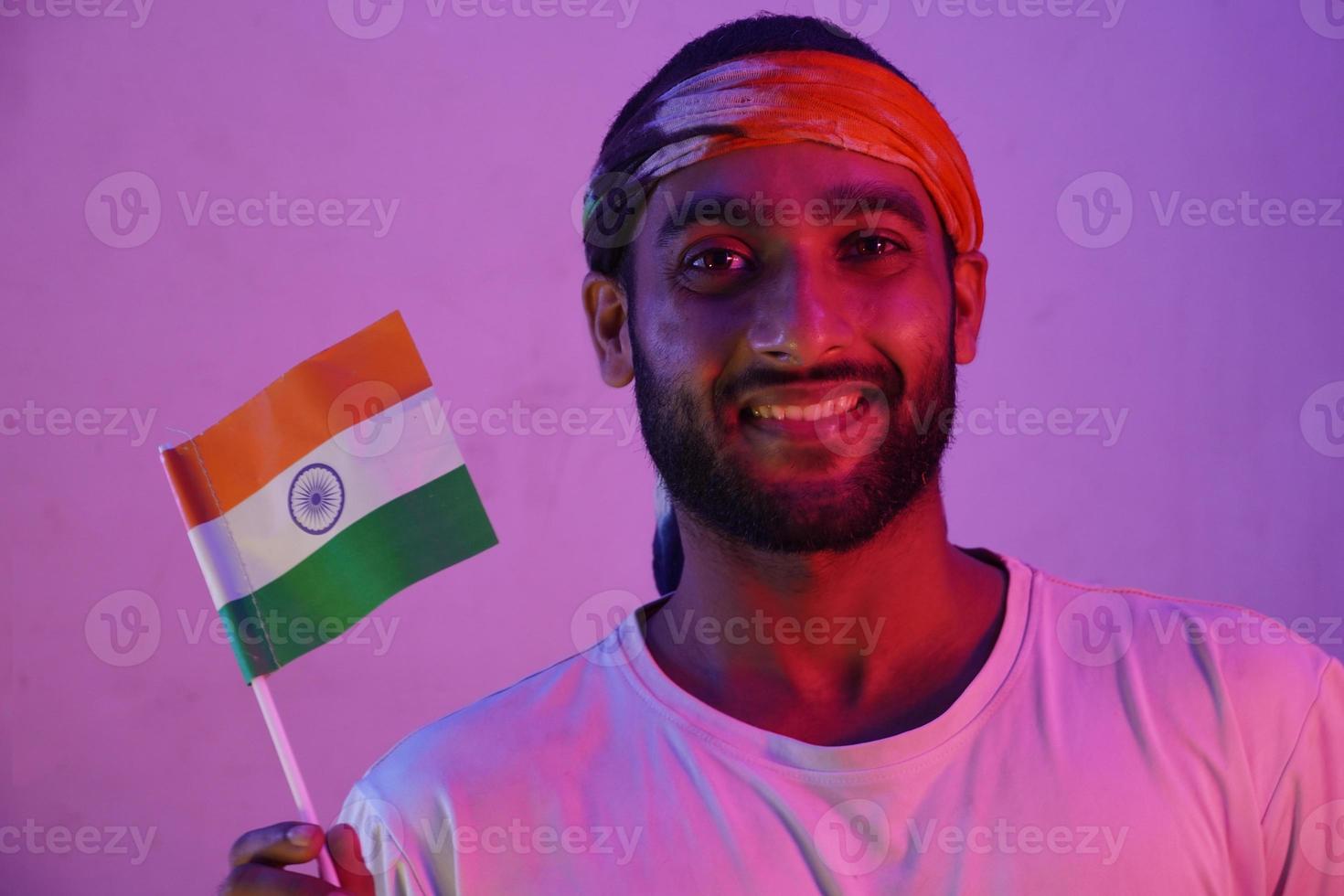 un hombre saludando a la bandera india feliz día de la independencia 15 de agosto foto