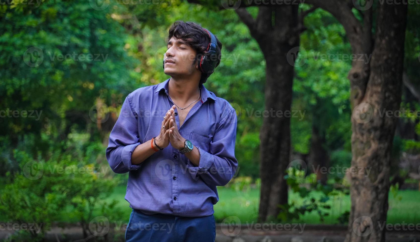 Man listening podcast using headphone photo