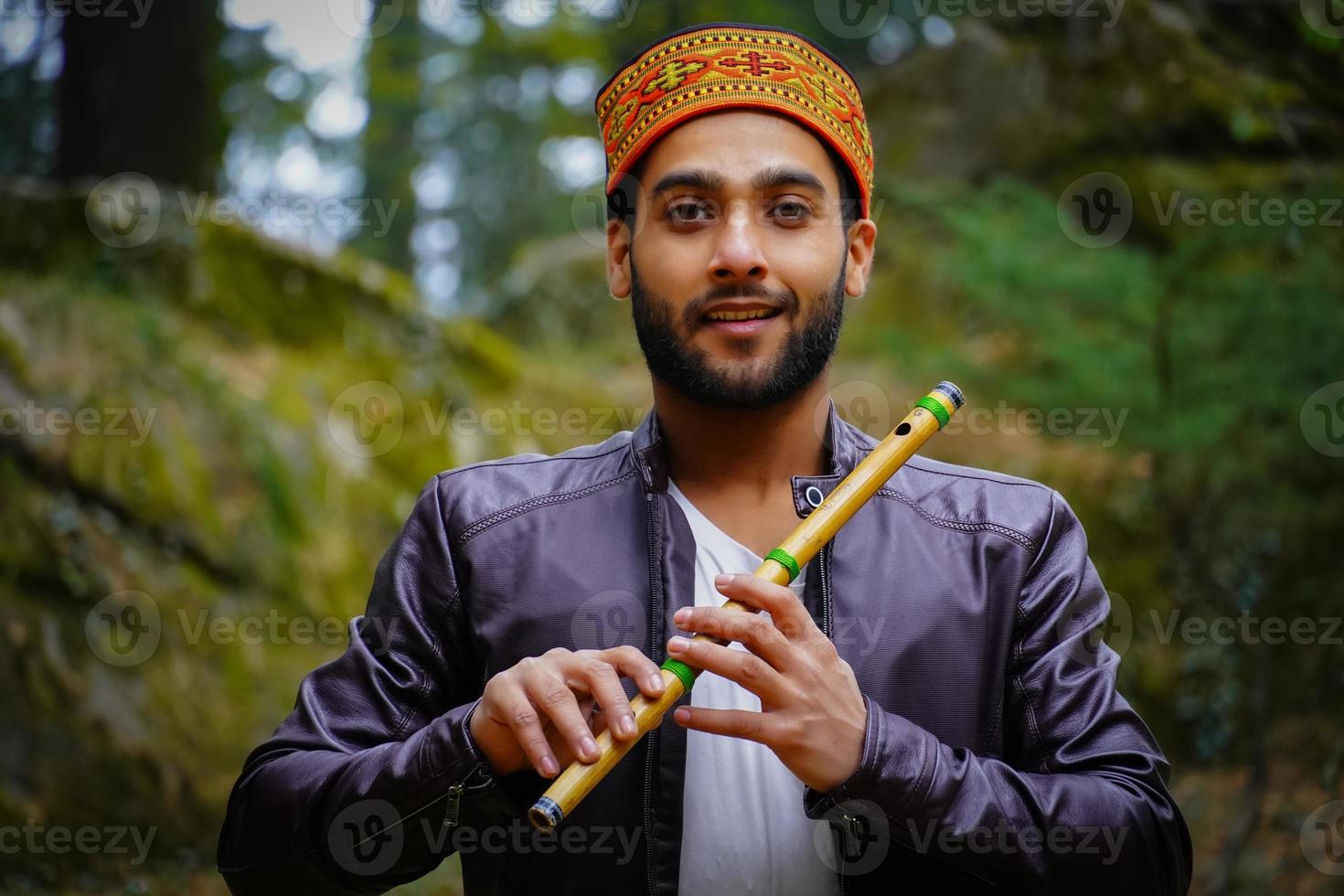 retrato himachali boy en la calle en el himalaya foto