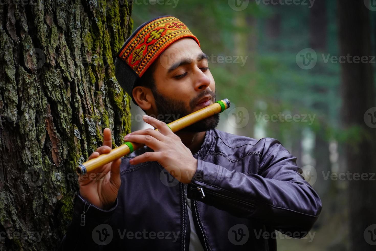 retrato himachali boy en la calle en el himalaya foto