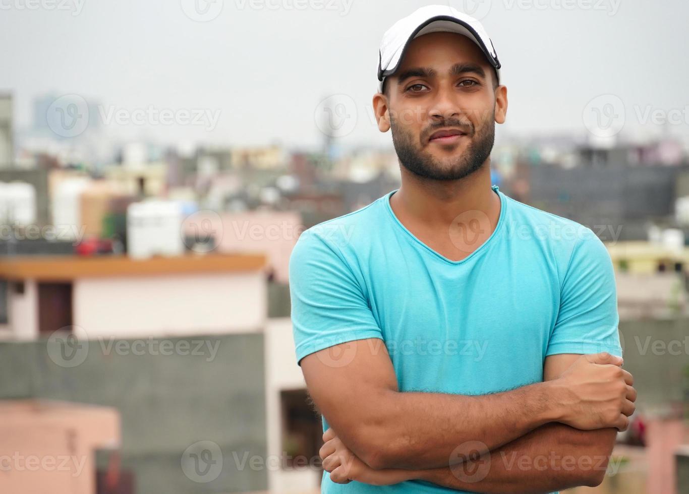 Retrato de un hombre indio guapo foto