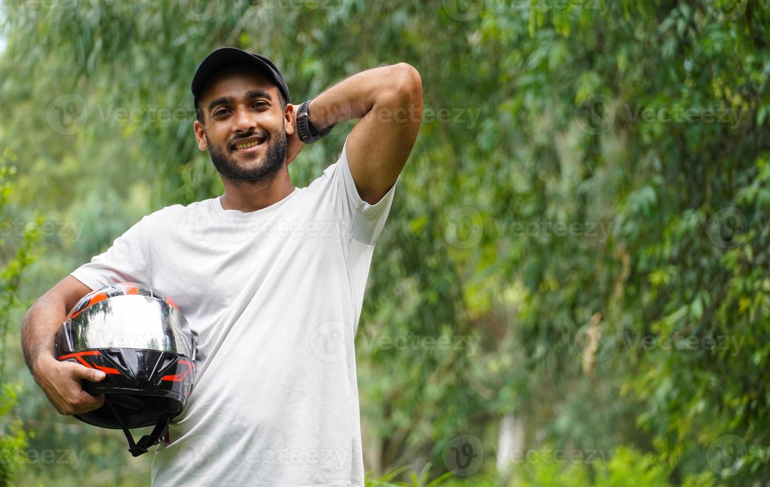 un joven con casco de bicicleta foto