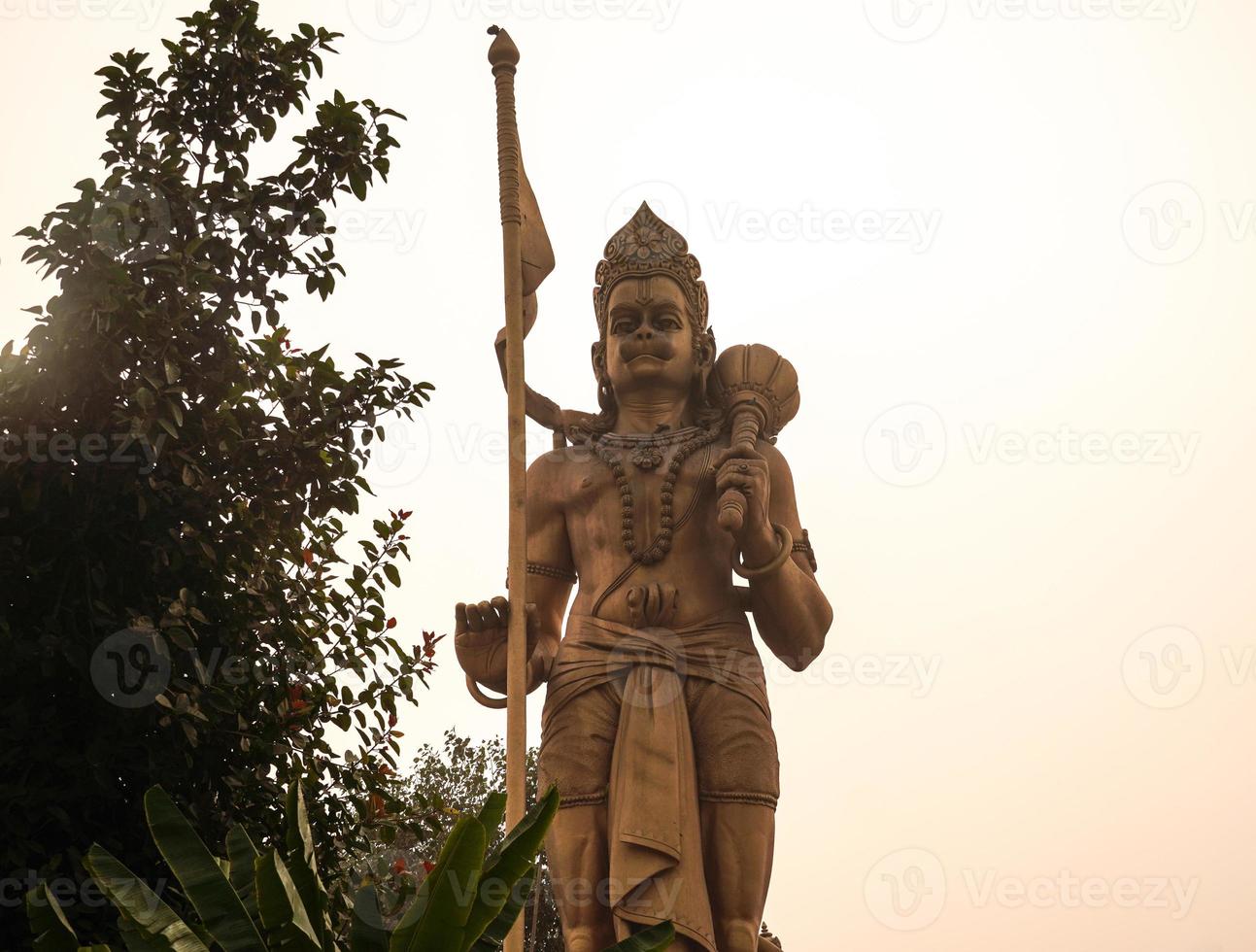 estatua de dios hanumaan en el cielo imagen de estatua de dios hindú foto