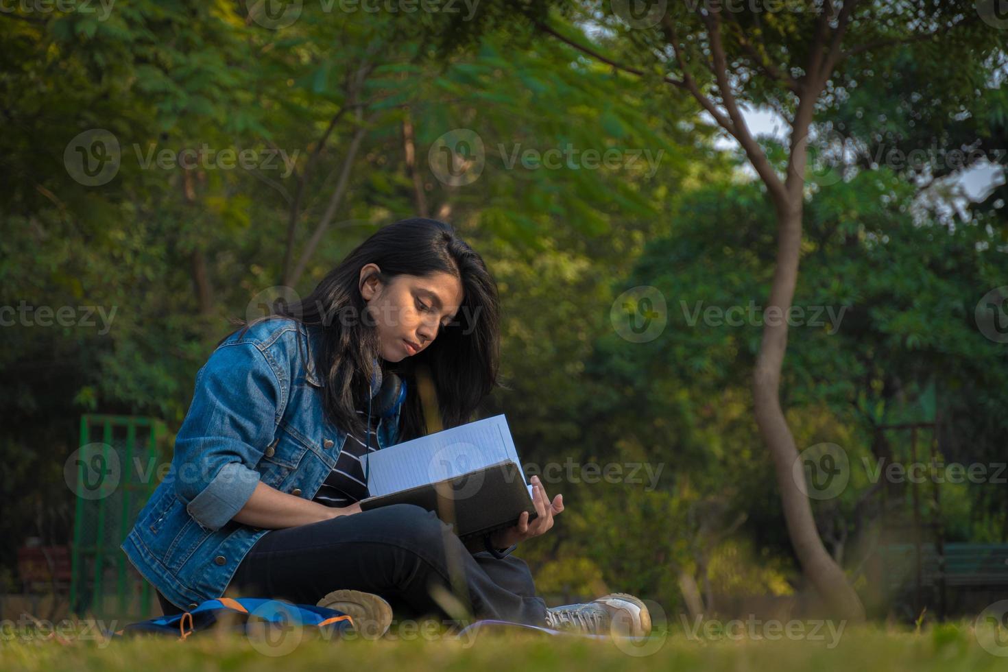 examen claro joven hermosa chica en el campus universitario foto