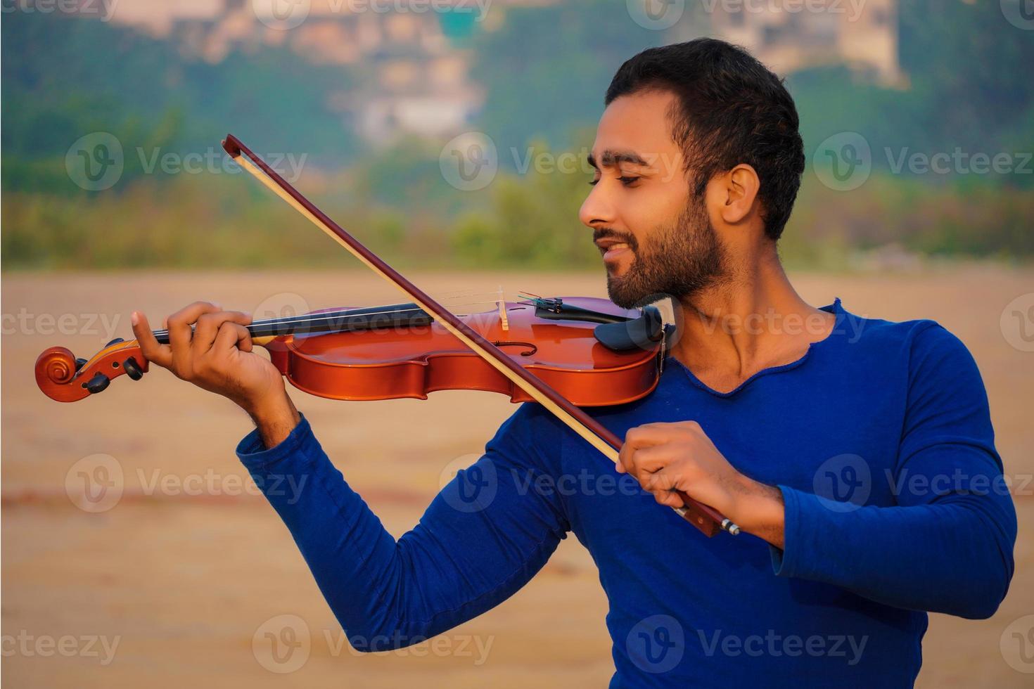 músico tocando violín. concepto de música y tono musical. imágenes de silueta de hombre músico foto