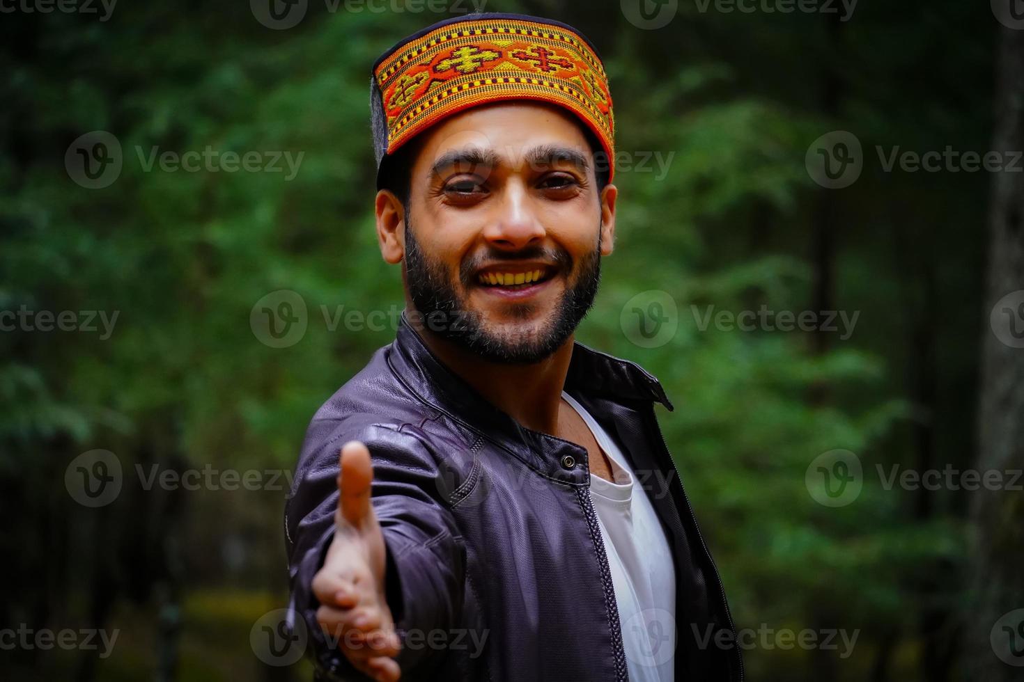 dando la mano para apoyar el retrato himachali boy en la calle en el himalaya foto