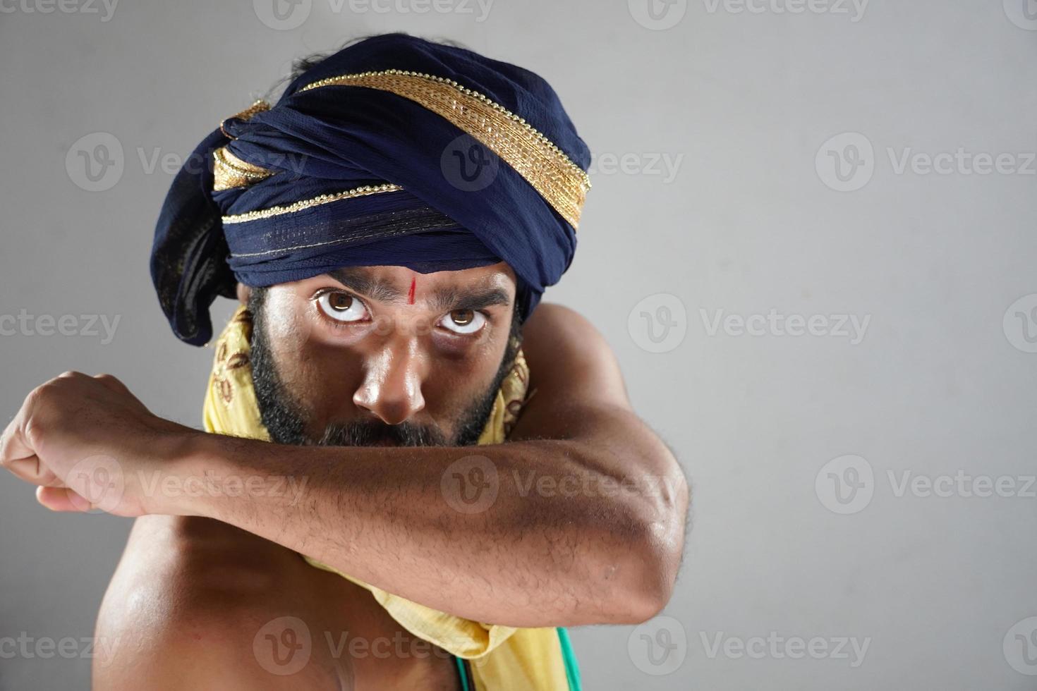 viendo imágenes de reyes muy enojados - hombre indio en el teatro actuando como un rey foto