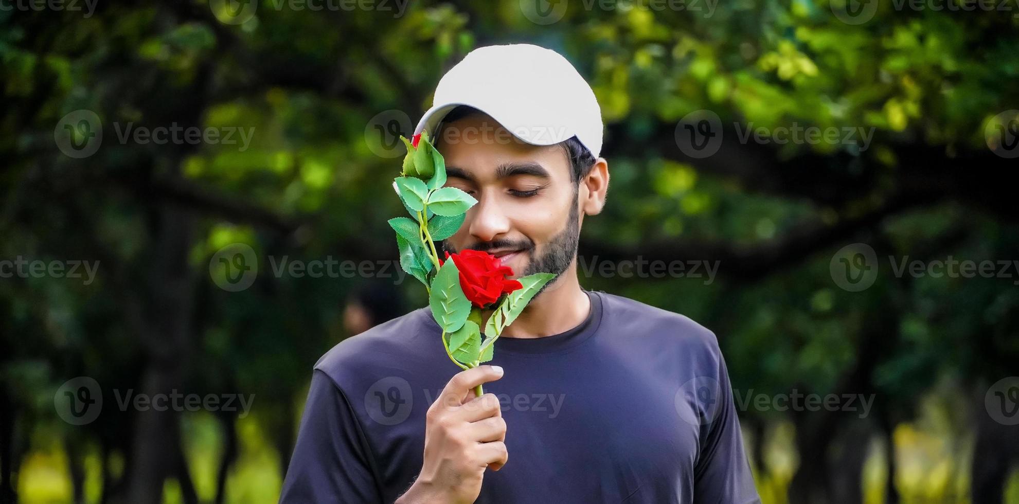 quiero proponer hombre con hermosa rosa roja en imágenes de amante pensante foto