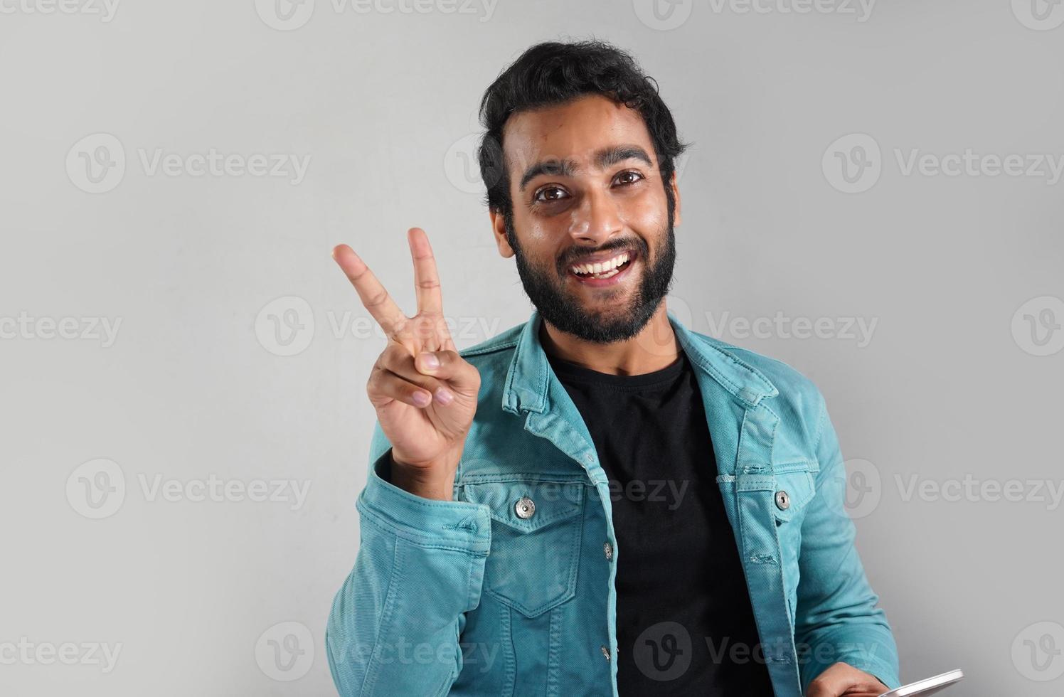 un hombre feliz aislado en fondo blanco foto