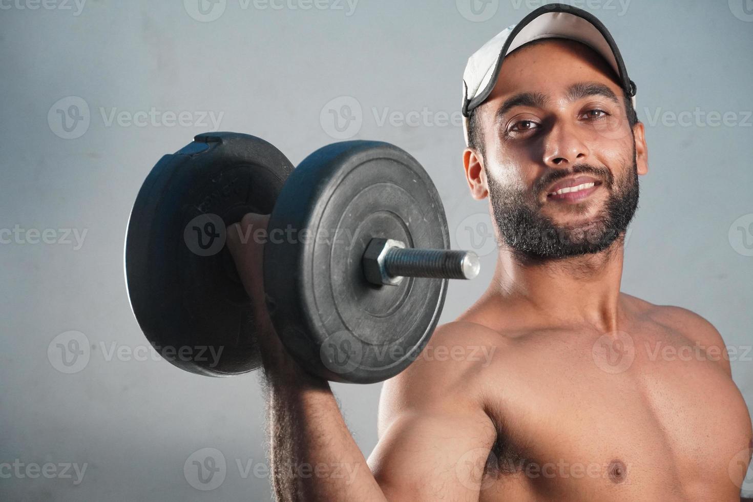 imagen de hombre levantando pesas en blanco bg foto