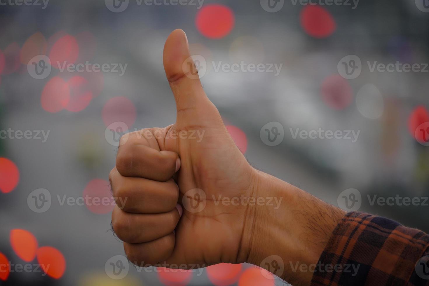 pulgar arriba imagen de mano con hermoso fondo foto