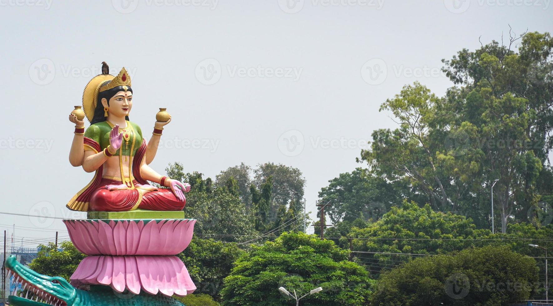 estatua de devi ganga en haridwar cerca de la estatua de lord shiva foto