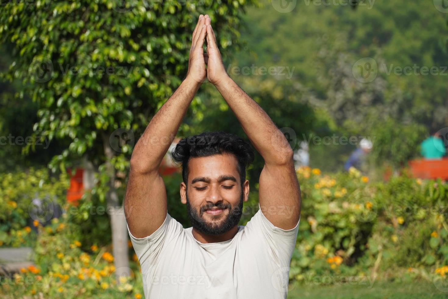 un hombre haciendo saurayanamaskaar yoga foto