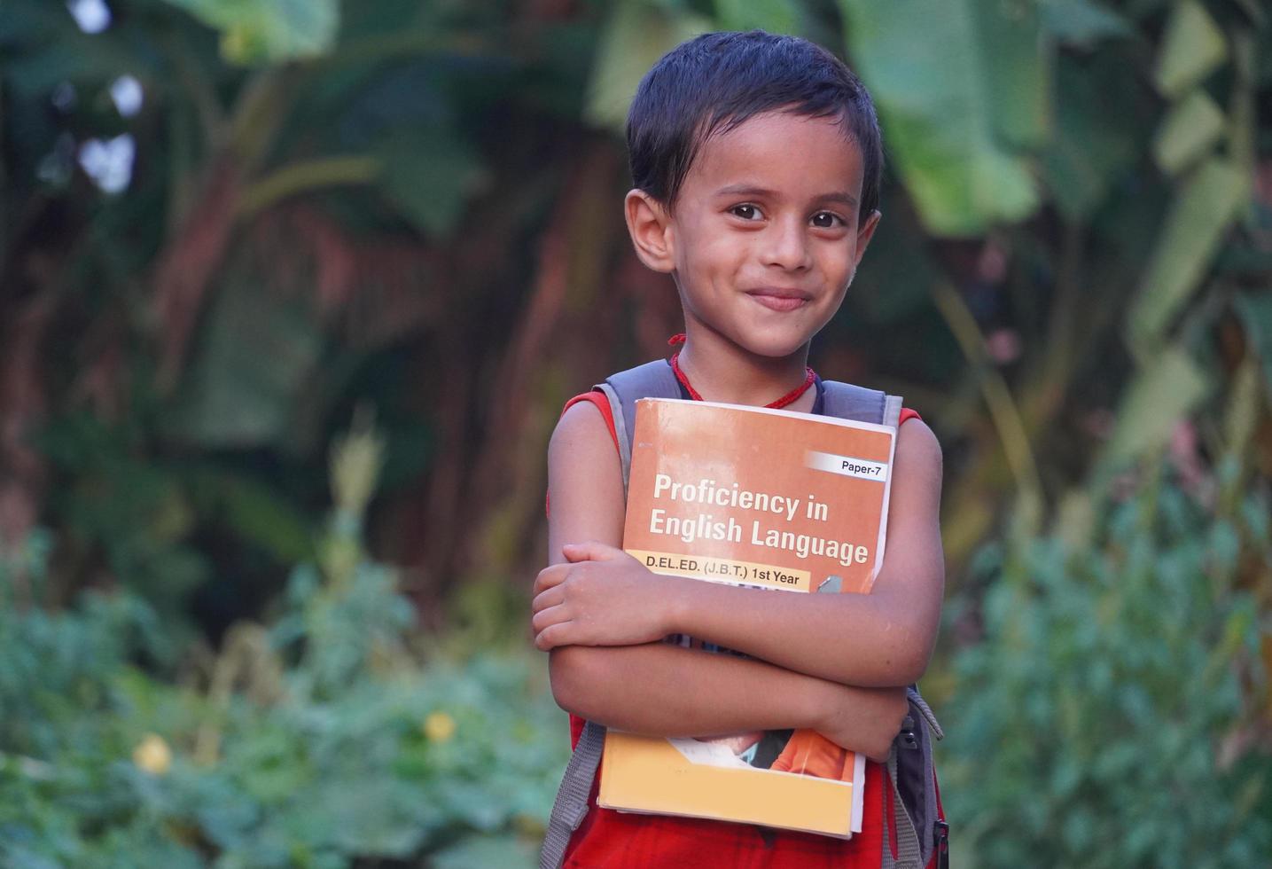 un niño estudiante con libros - concepto de educación infantil foto