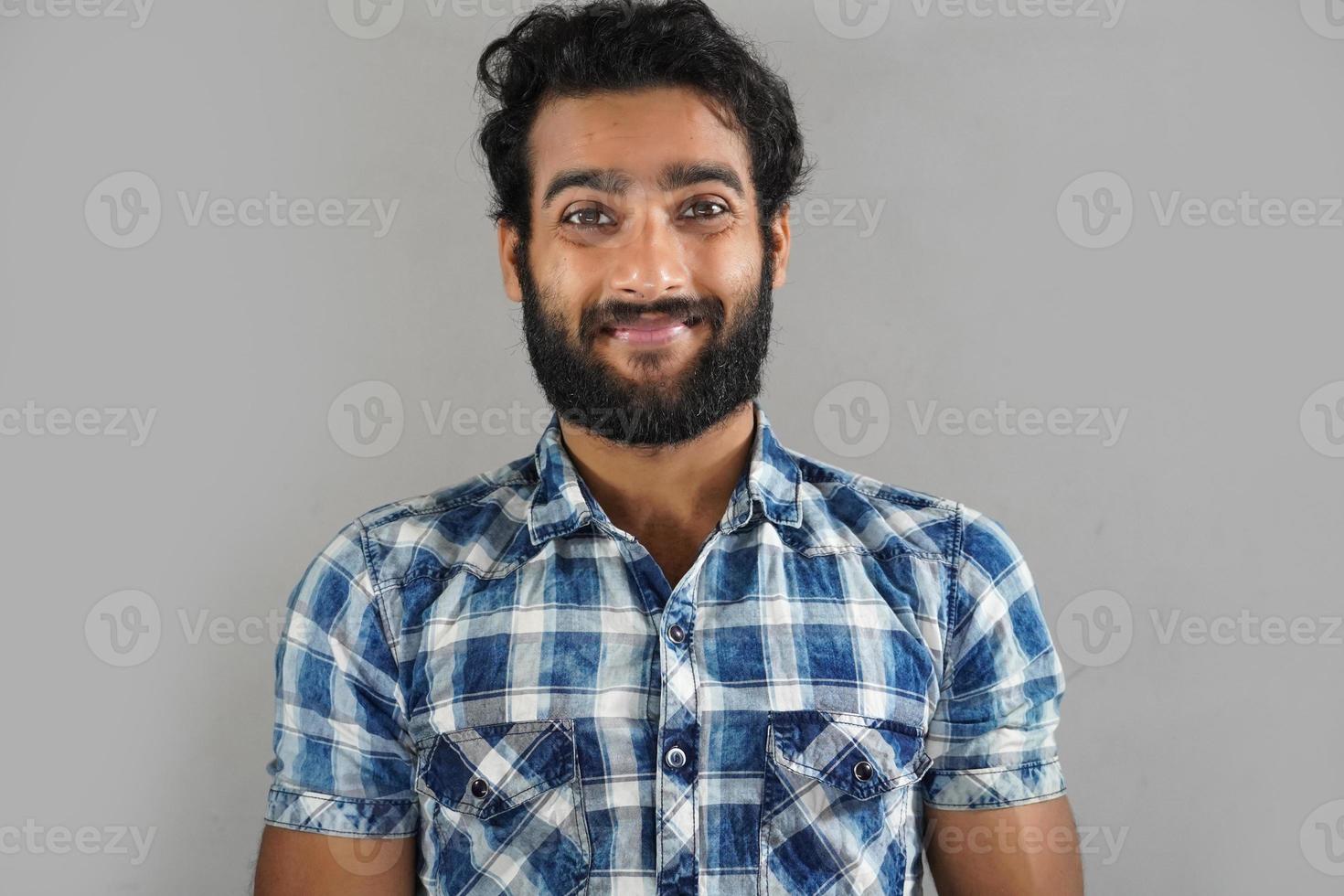 retrato de un hombre sobre fondo blanco foto