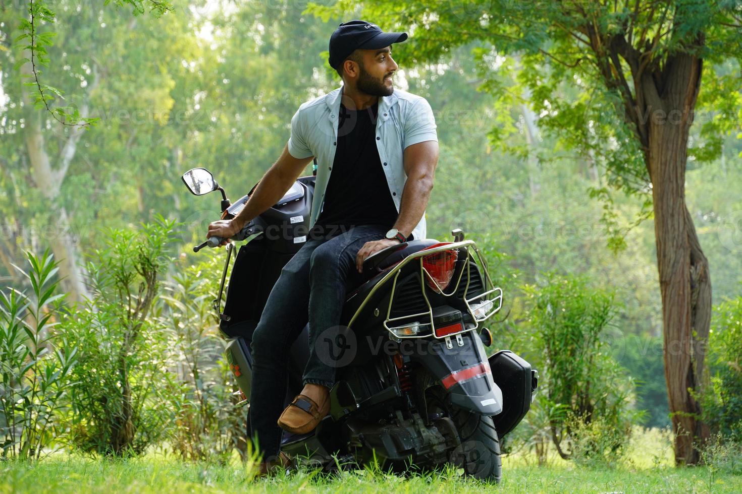 imagen de un hombre con su nuevo scooter a tamaño completo foto