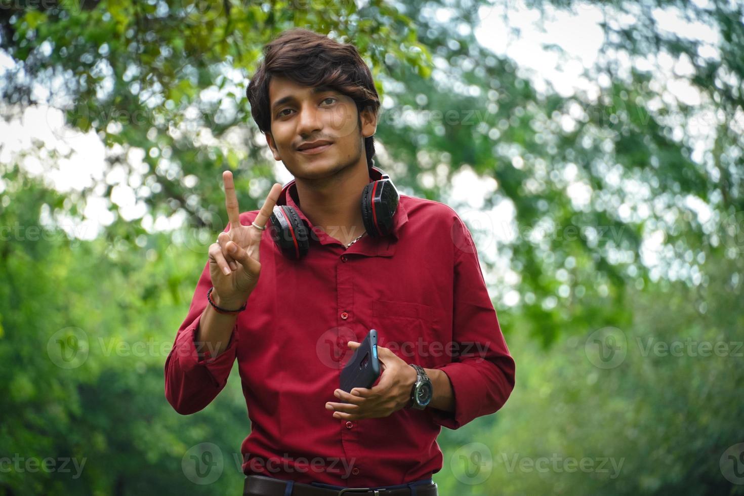 hombre con teléfono móvil y auriculares foto