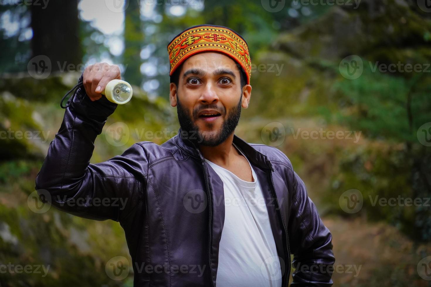 retrato himachali boy en la calle en el himalaya foto