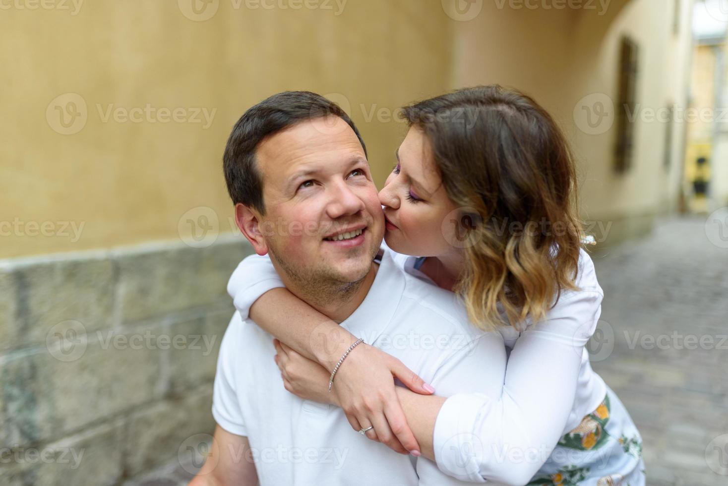 una pareja enamorada en las calles del puente viejo foto