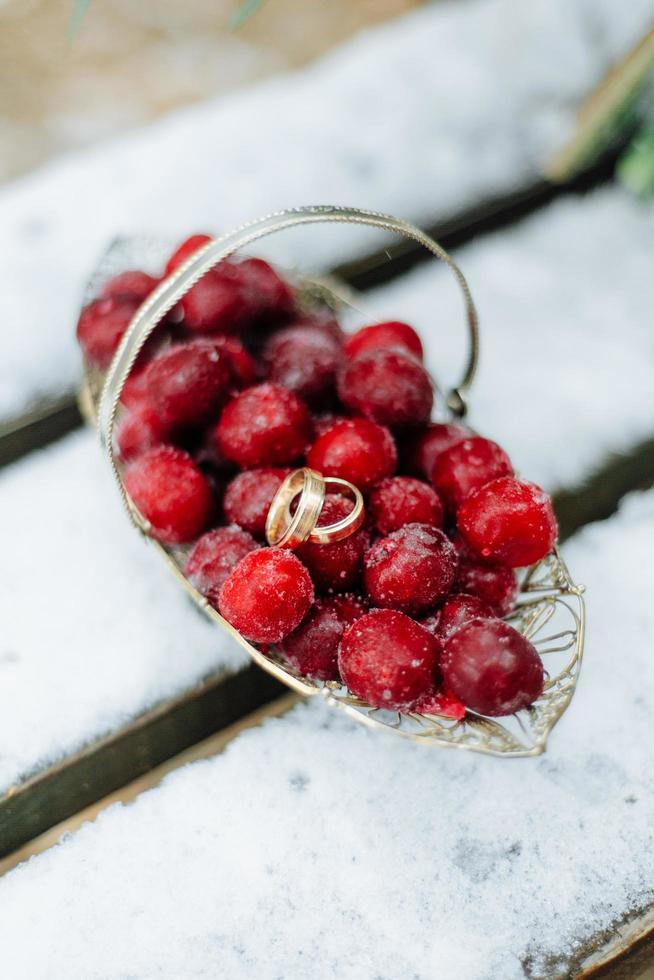 anillos de boda entre las cerezas congeladas foto