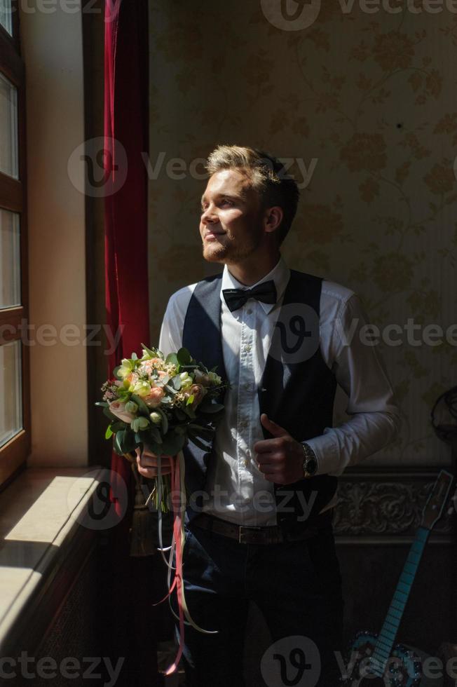 retrato del novio antes de la ceremonia de boda con luz dura. foto