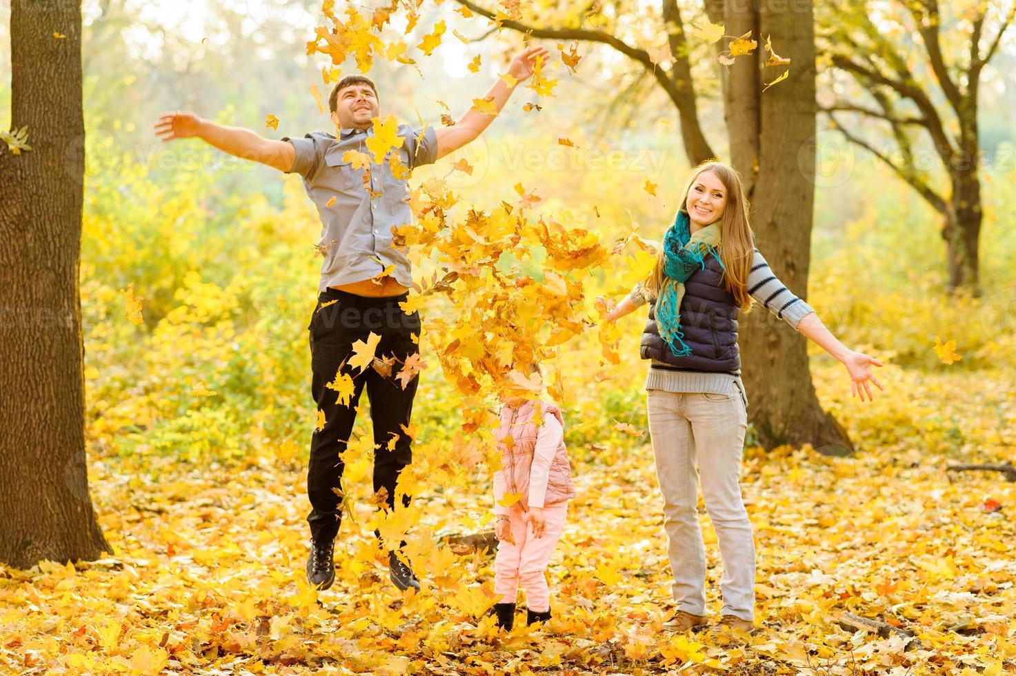 familia caminando en el parque de otoño foto