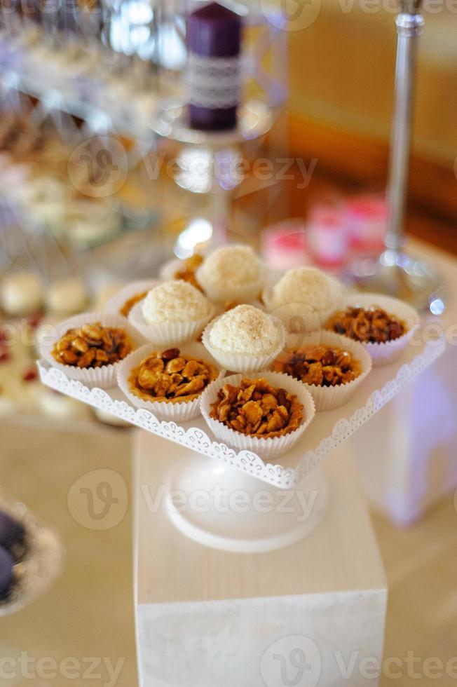 postres en la mesa de la boda. foto