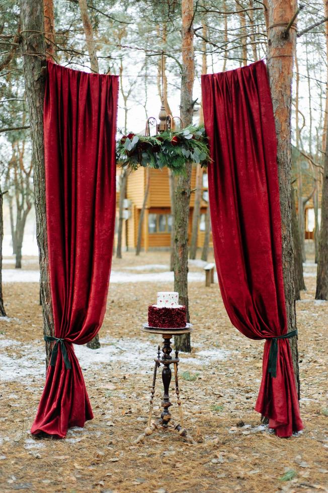 Wedding arch for a winter wedding photo