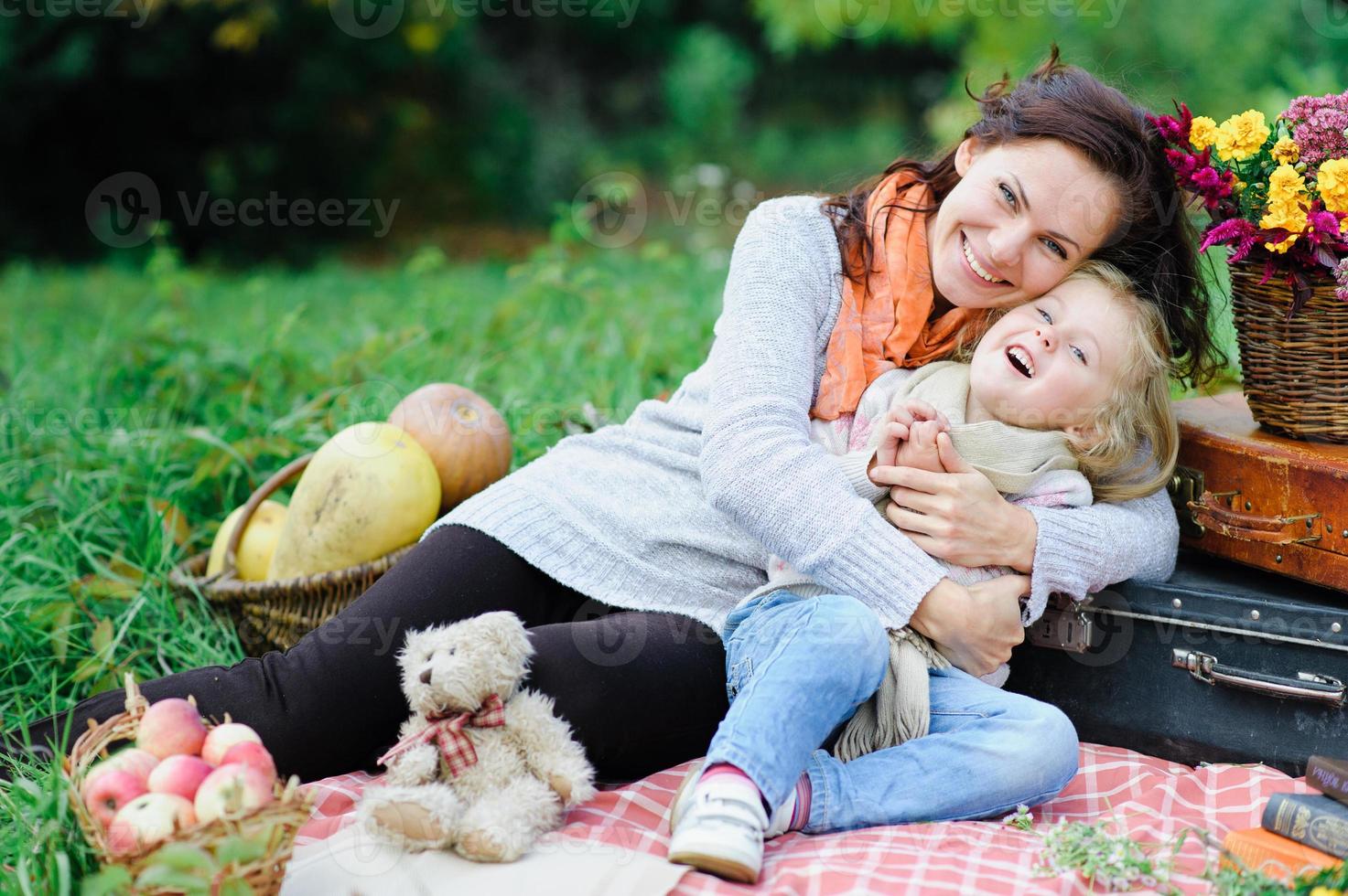 mamá e hija en un picnic foto