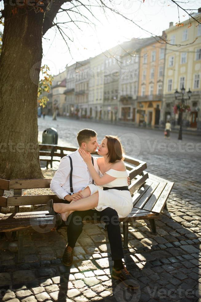hermosa pareja elegante en una cita en las calles de la ciudad vieja. foto