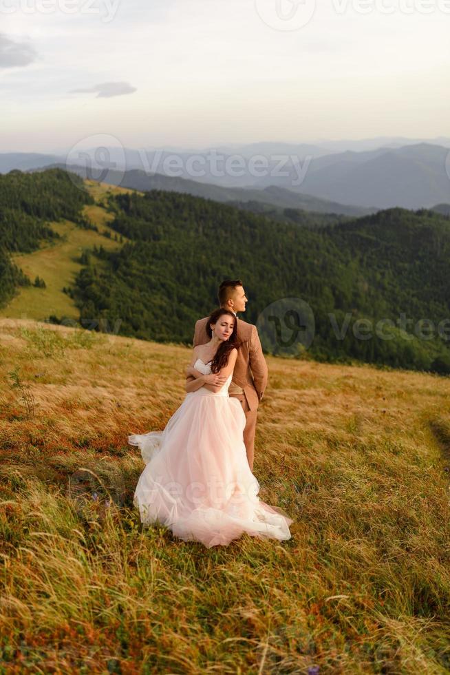 la novia y el novio. sesión de fotos en las montañas.