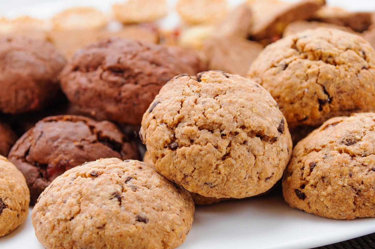 muchos tipos diferentes de galletas yacen en un plato foto