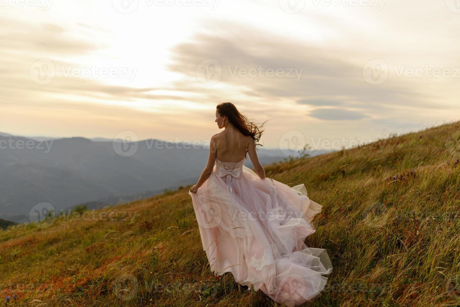 la novia y el novio. sesión de fotos en las montañas.