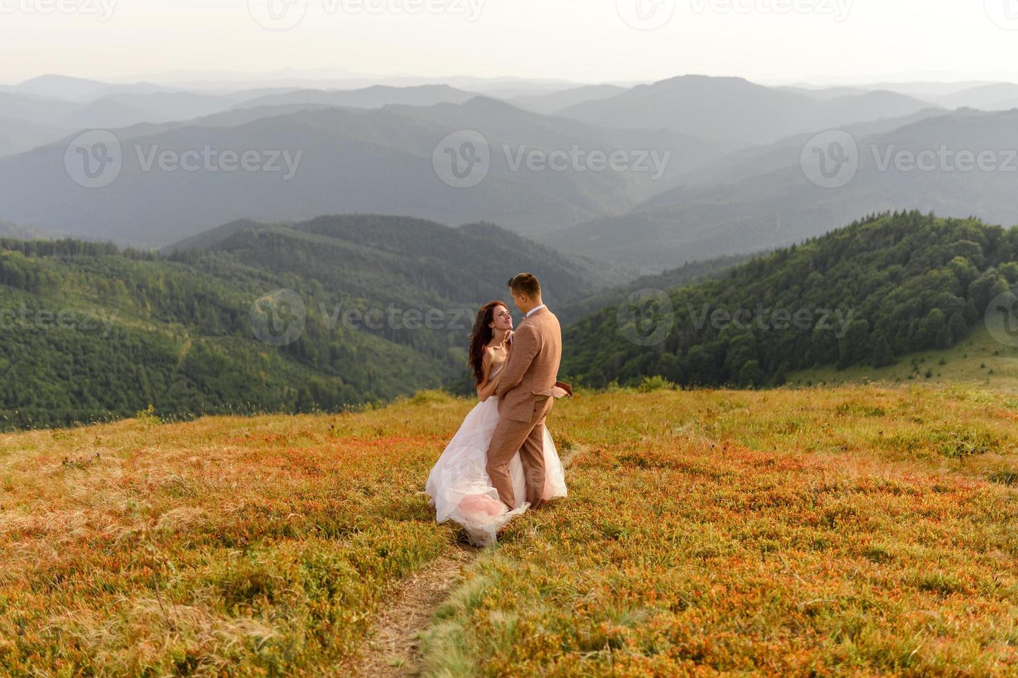 la novia y el novio. sesión de fotos en las montañas.