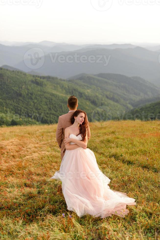 la novia y el novio. sesión de fotos en las montañas.