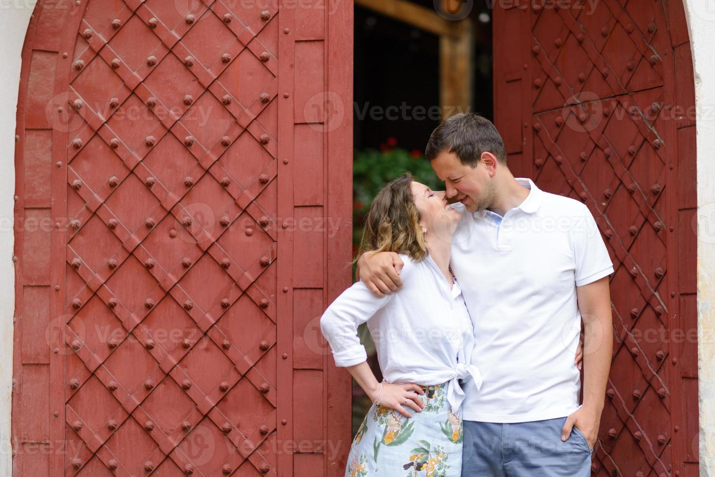 una pareja enamorada en las calles del puente viejo foto