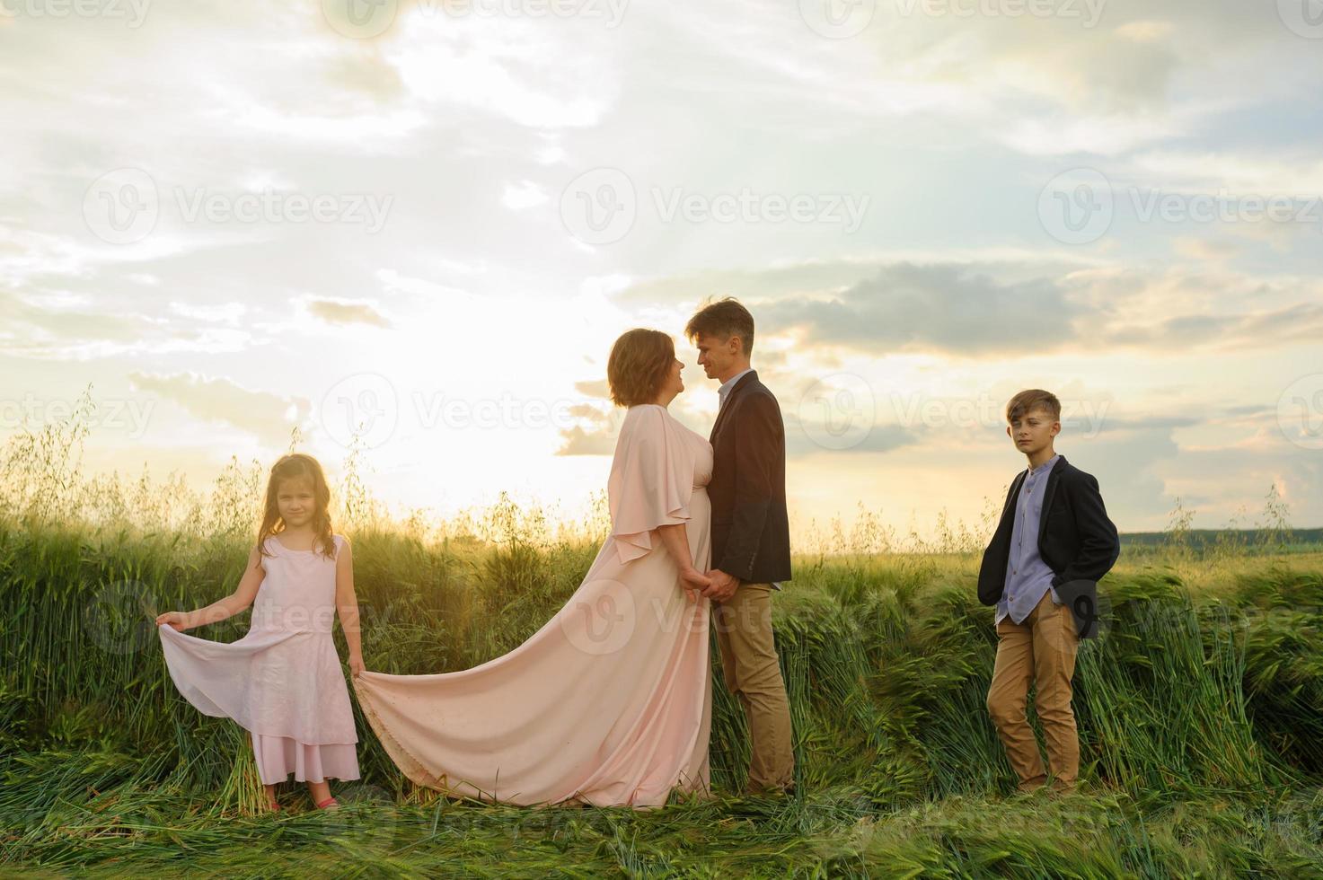 familia feliz en el campo foto